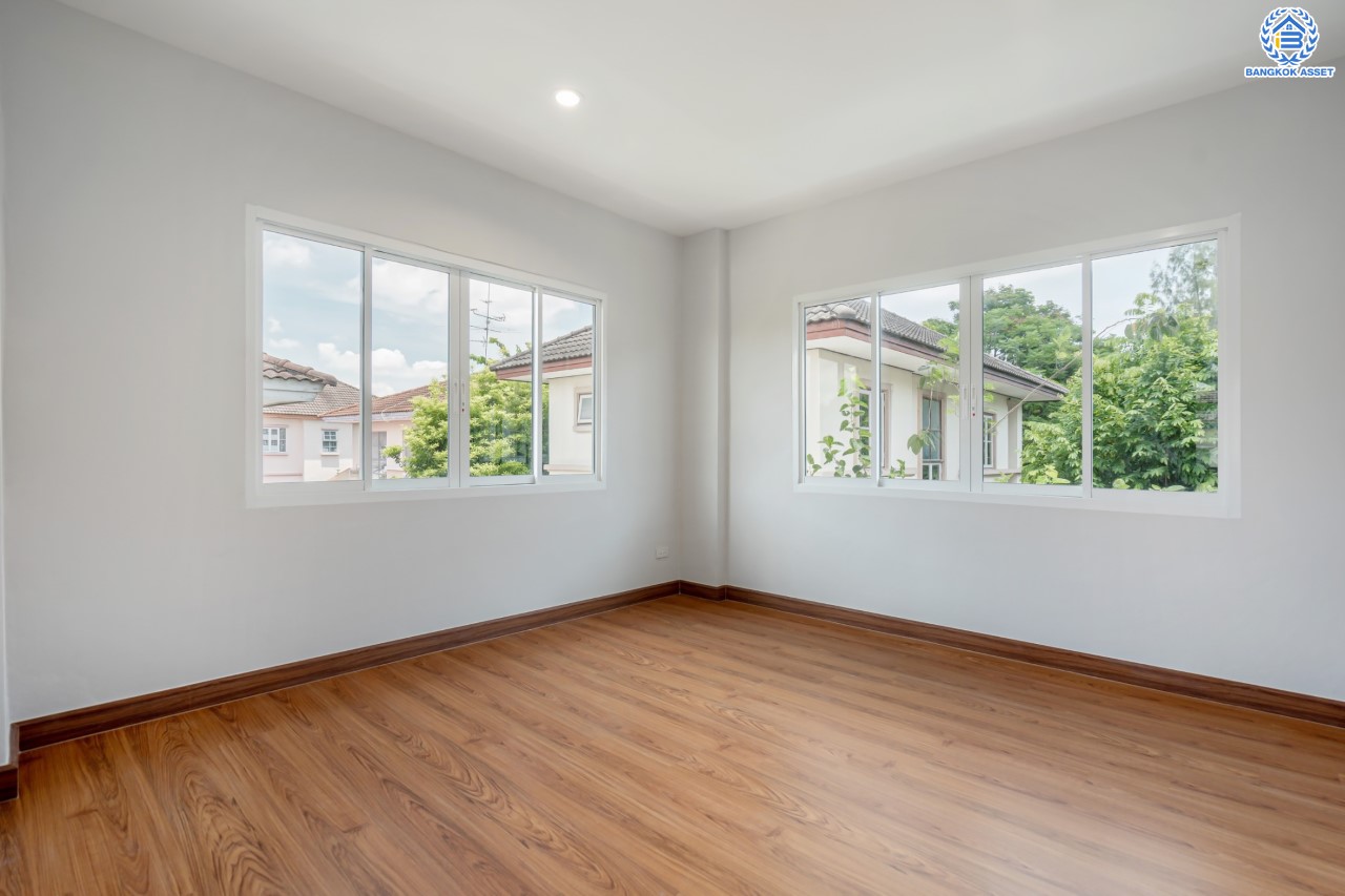 บ้านมือสองตกแต่งใหม่ ม.ชัยพฤกษ์ บางบัวทอง บ้านเดี่ยวจากแบรนด์ LH เนื้อที่ 61.7 ตร.ว. ฟังก์ชัน 3 ห้องนอน 3 ห้องน้ำ จอดรถได้ 1 คัน พร้อม Facilities ครบครัน บนทำเลเดินทางสะดวก ติดถนนบางกรวย-ไทรน้อย ใกล้เซ็นทรัลเวสต์เกต และรถไฟฟ้าสายสีม่วง "สถานีบางพลู"